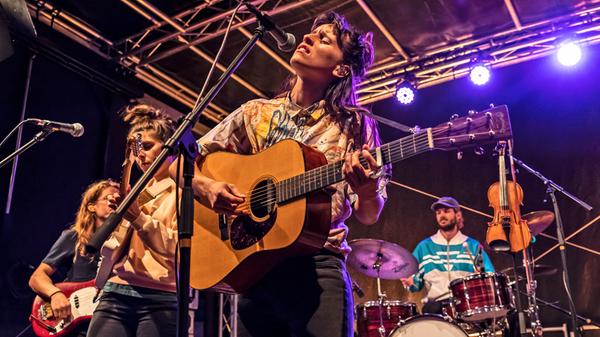 Entspannter Folk und nachdenkliche Lieder beim Open Air auf der Kulturinsel Wöhrmühle.