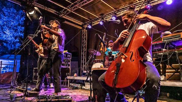 Entspannter Folk und nachdenkliche Lieder beim Open Air auf der Kulturinsel Wöhrmühle.