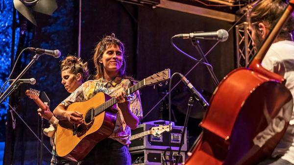 Entspannter Folk und nachdenkliche Lieder beim Open Air auf der Kulturinsel Wöhrmühle.