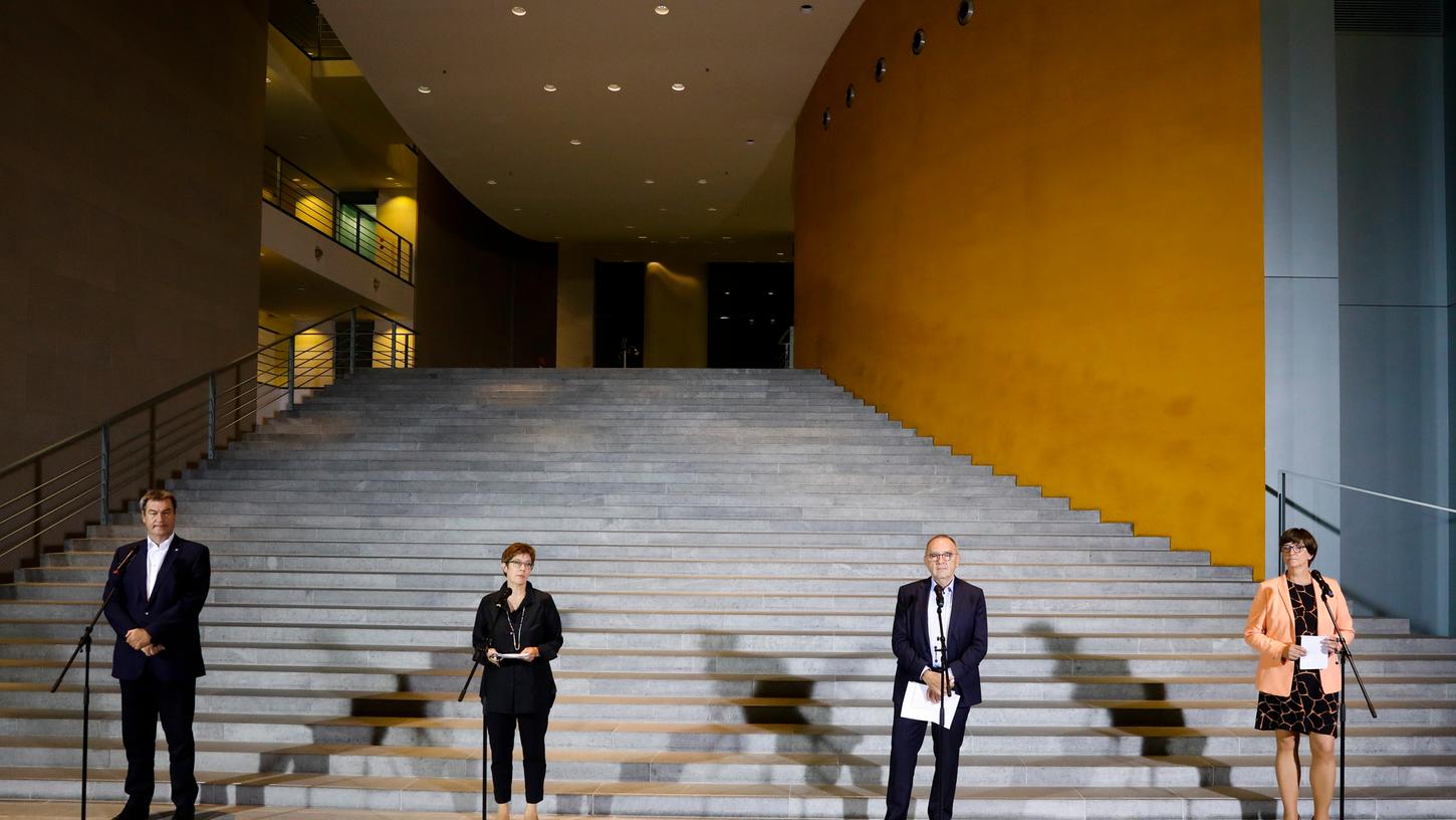 Ergebnisverkündung mit Abstand: Markus Söder, Annegret Kramp-Karrenbauer, Norbert Walter-Borjans und Saskia Esken sprechen nach dem Treffen mit Angela Merkel mit den Journalisten.