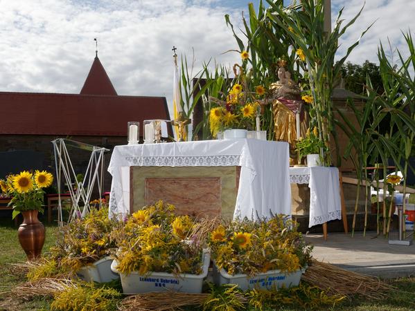 Passend zur Jahreszeit wurde der Altar mit Sonnenblumen und Würzbüschel geschmückt. 