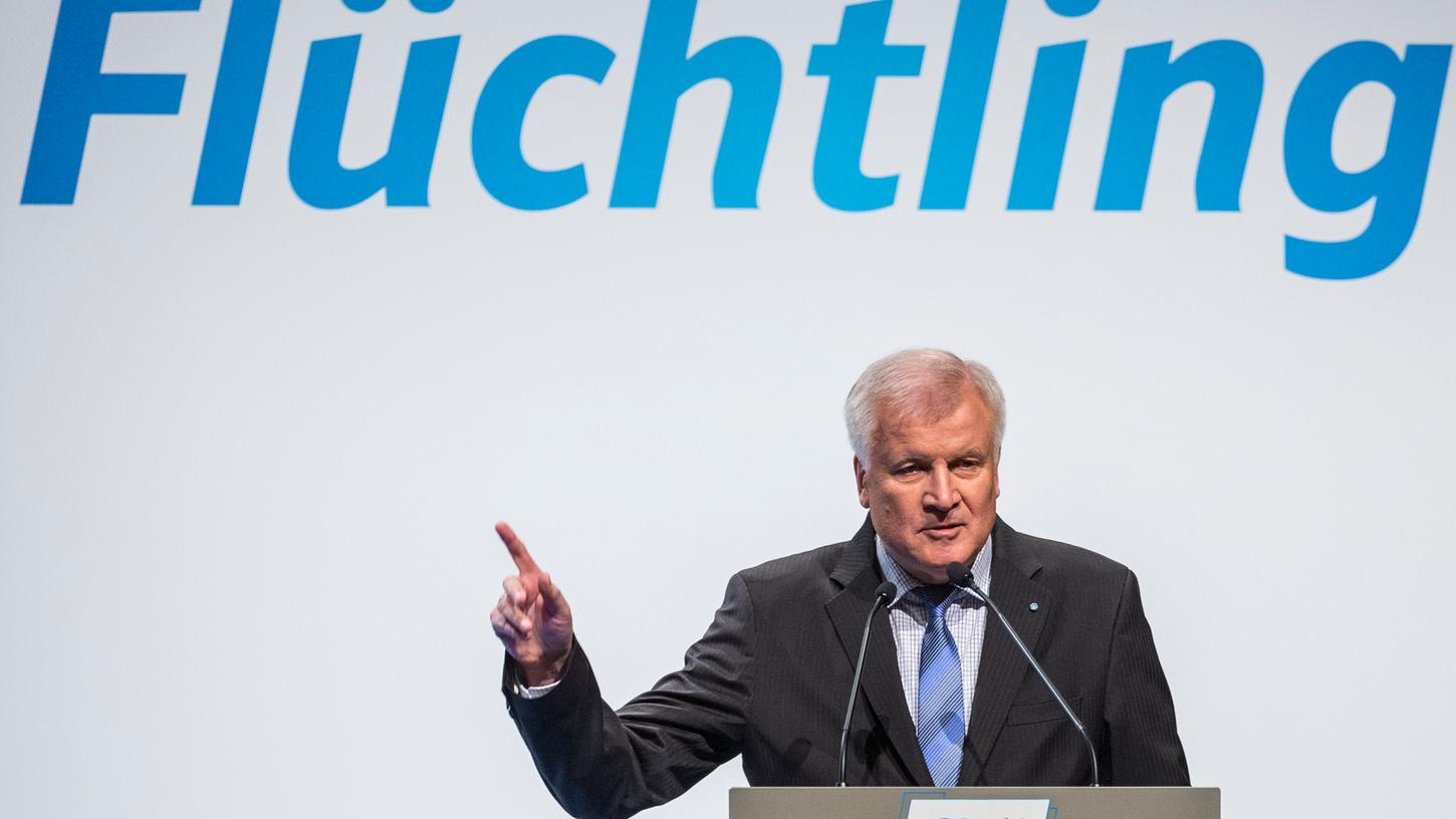 Bundesinnenminister Horst Seehofer fürchtet einen "Pull-Effekt", falls Deutschland noch mehr Flüchtlinge aufnehmen sollte. Das Bild entstand im Oktober 2015 bei einem CSU-Kongress zur Flüchtlingspolitik. Damals war Seehofer noch bayerischer Ministerpräsident und CSU-Vorsitzender.