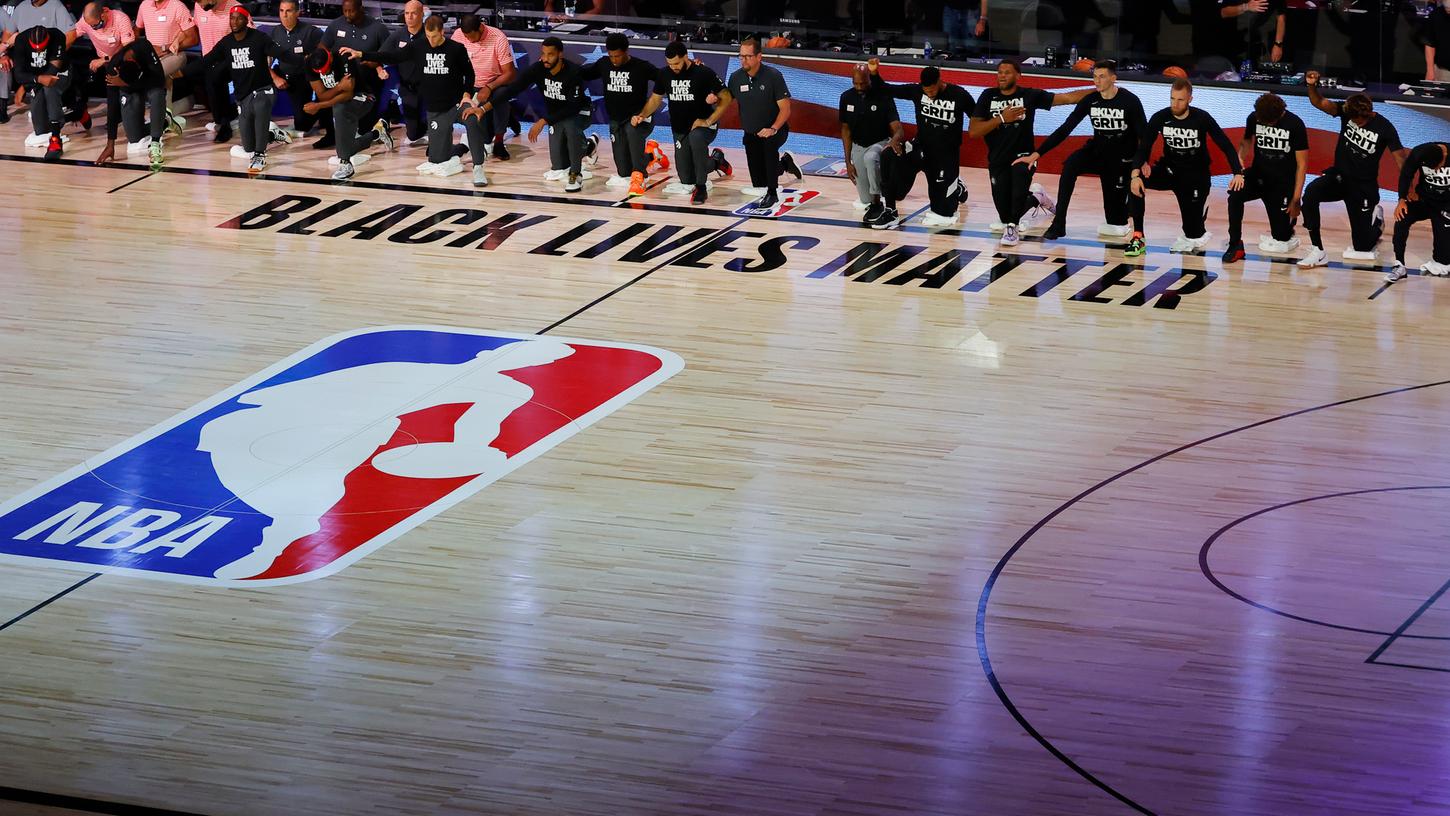 Vor dem Spiel der Raptors gegen die Brooklyn Nets knien die Spieler während der Nationalhymne.
