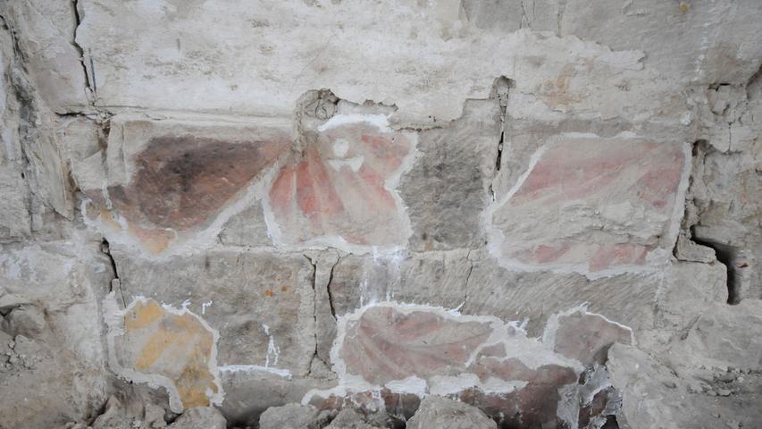 Hinter dem Altar kam eine romanische Verzierung in Vorhangform (Draperie) zum Vorschein.