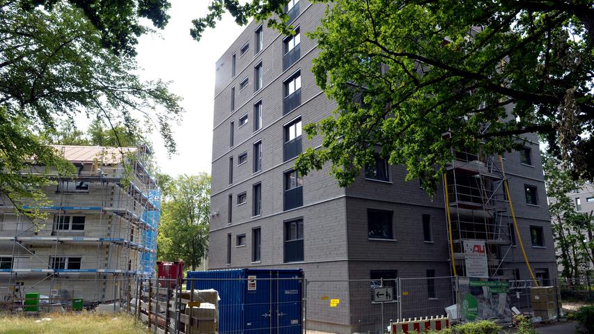 Das neue Quartier Jaminpark nimmt Gestalt an: Während an der Nürnberger Straße bereits die ersten sechsstöckihen Punkthäuser in beängstigender Nähe zum alten Wohnbestand errichtet sind, wurden jetzt die Wohnblöcke an der Paul-Gossen-Straße abgerissen.