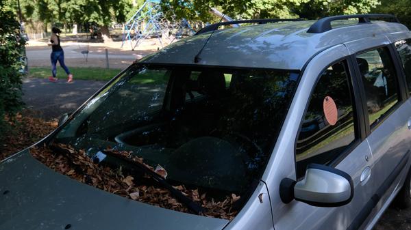 Abgestelltes Rot-Punkt-Auto am Cramer-Klett-Park (nordöstlicher Eingang von der Hirsvogel-/ bzw. Äußere Cramer-Klett-Straße, silberner Dacia steht gleich am Spielplatz)