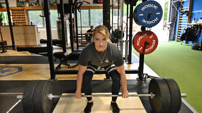 So sieht sie aus, die zweitstärkste Frau der Welt: Sandra Bradley trainiert bei Wellway Sports in Erlangen für "Strongman"-Wettbewerbe.