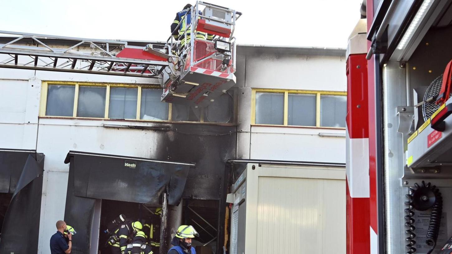 Großaufgebot in Erlangen: Flammen in einer Brucker Lagerhalle