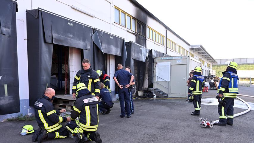 Brand in Erlanger Lagerhalle: Feuerwehr mit Großaufgebot im Einsatz