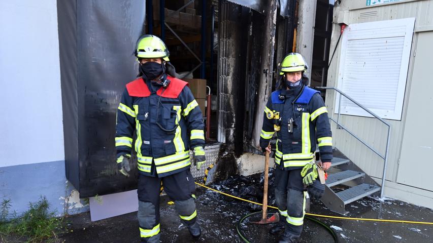 Brand in Erlanger Lagerhalle: Feuerwehr mit Großaufgebot im Einsatz