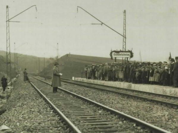 Zwar fuhren die Züge schon seit 1906 durch Gundelsheim, doch erst am 15. Mai 1935 ging der dortige Haltepunkt nach der Elektrifizierung der Strecke in Betrieb.