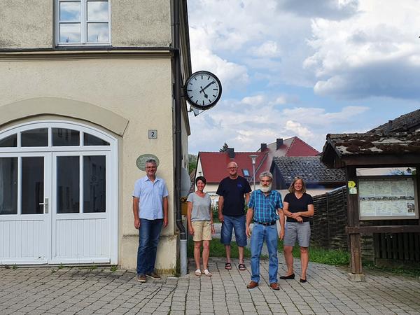 Der Bahnhof von Möhren ist längst abgerissen, die ehemalige Bahnhofsuhr wurde unlängst restauriert und hängt nun wieder am alten Rathaus des Dorfes.
Der Bahnhof von Möhren ist längst abgerissen, die ehemalige Bahnhofsuhr wurde unlängst restauriert und hängt nun wieder am alten Rathaus des Dorfes.