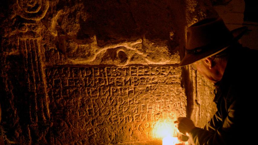 Historische Inschriften an den Felsen der Kellergänge.