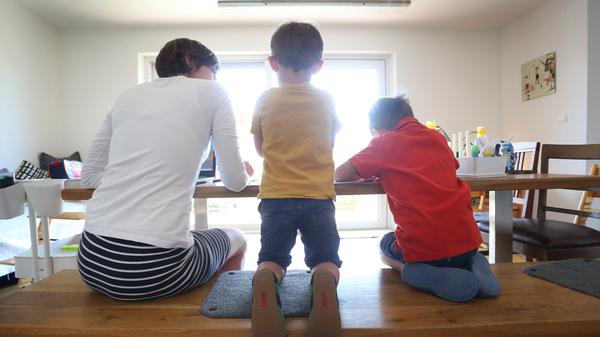 Gesetzlich Versicherten mit Anspruch auf Kinderkrankengeld sollen in diesem Jahr fünf zusätzliche Tage zur Betreuung eines kranken Kindes gewährt werden. Alleinerziehende sollen zehn zusätzliche Tage dafür bekommen.