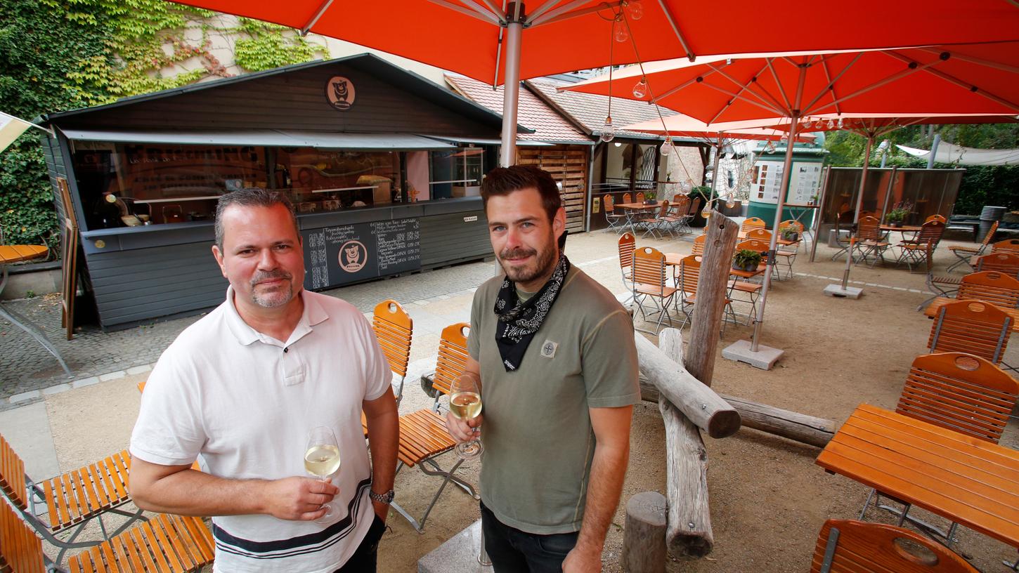 Horst Dornberger (links) und Steffen Kaußler laden in den "Frischling" ein - Große zum Ausruhen, Kleine zum Spielen.