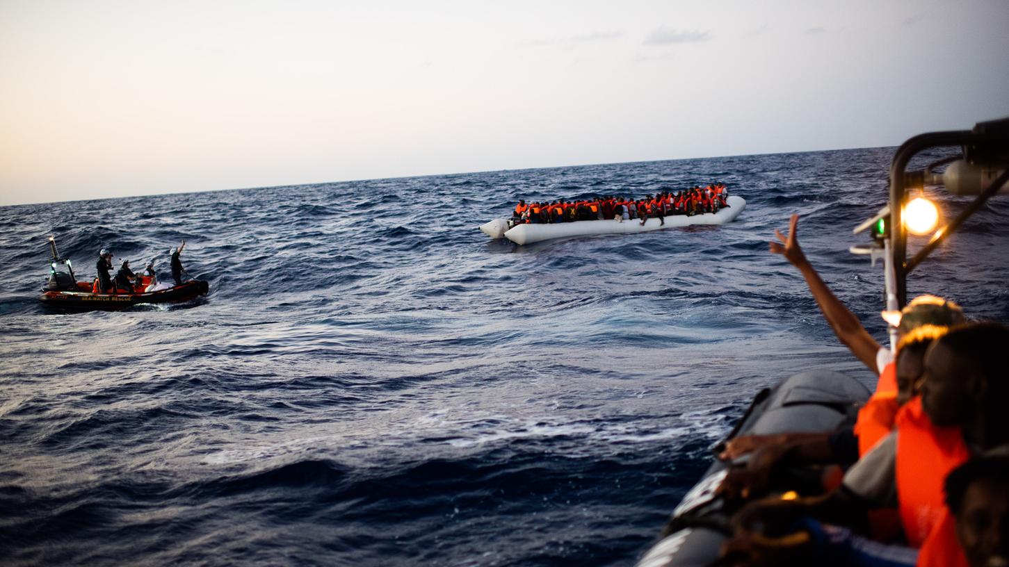 Helfer der Organisation Sea-Watch sind im Mittelmeer vor der Küste Libyens unterwegs, um schiffbrüchige Migranten aufzunehmen. Der Künstler Banksy unterstützt die Flüchtligsrettung mit einem gesponserten und von ihm bemalten Schiff.