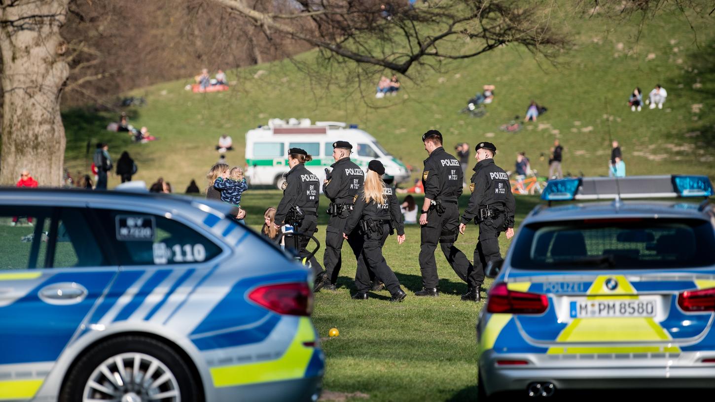 Bayern, München: Polizisten patrouillieren durch den Englischen Garten. Die Münchner Polizei versucht mit Patrouillen die Menschen auf die Einhaltung der von der Staatsregierung verordneten Abstandsregelungen zur Unterbrechung der Infektionskette von Covid-19 aufmerksam zu machen.