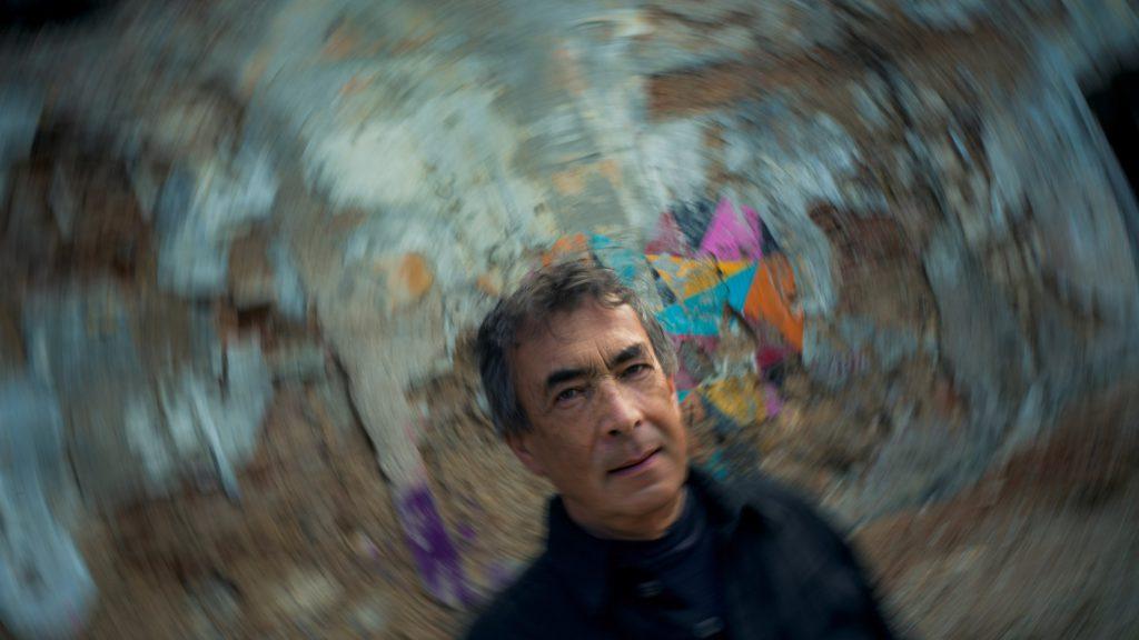 Songs zwischen Schatten und Licht: Hubert von Goisern scheut auf seiner neuen Platte keine Kontraste. Songs zwischen Schatten und Licht: Hubert von Goisern scheut auf seiner neuen Platte keine Kontraste.