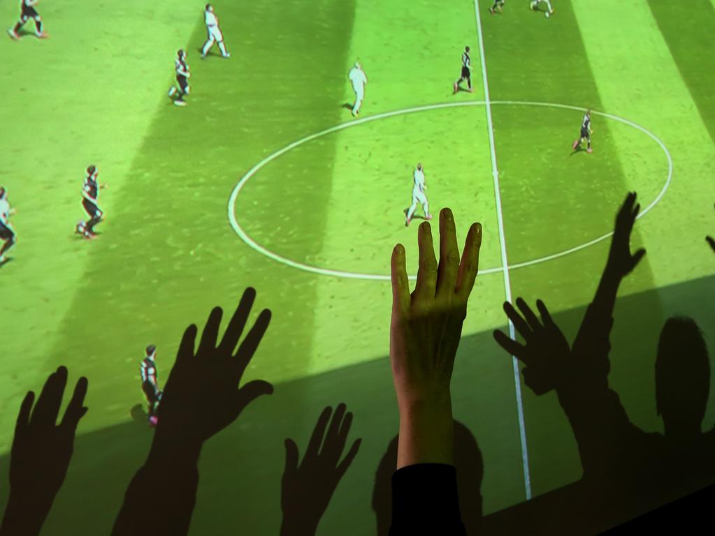 Weit Weit Weg Verliert Der Fussball Die Nahe Zu Den Fans Sport Nordbayern De