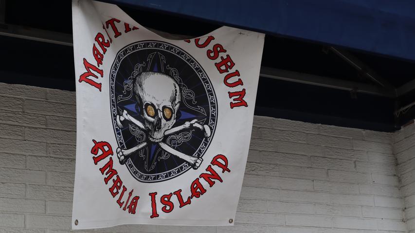 Auch die Flagge des Meeresmuseums in Fernandina Beach erinnert an die Zeit der Piraten. Dieses Museum sollten alle die besuchen, so die Eigenwerbung, die sich für Meeresgeschichte, Schiffswracks, Piraten oder französische und spanische Schatzflotten interessieren.