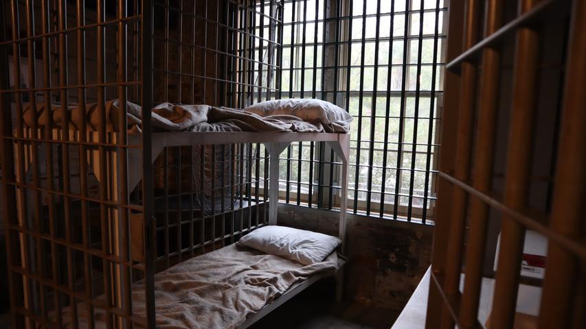 Im kleinen Heimatmuseum lässt sich unter anderem ein Blick in eine Gefängniszelle früherer Tage werfen. 