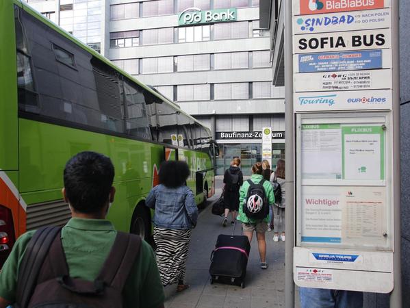 Auf den Zentralen Omnibusbahnhof (ZOB) fuhren vor der Corona-Krise täglich 110 Busse, nun sind es noch 30. Zurzeit steuern am Tag drei Fernbusse Nürnberg an, die aus einem Risikogebiet kommen.