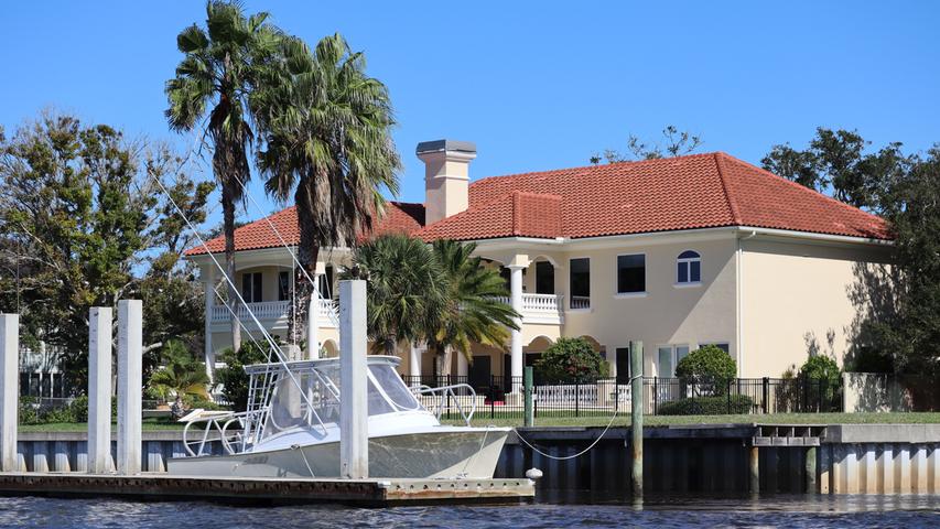 Eine Bootsfahrt in der Lagune von Daytona Beach bietet eine ganz neue Perspektive auf Gebäude...