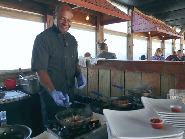 Crabby Joe's Deck & Grill steht auf einer Seebrücke im Atlantik. Hier gibt es neben Fisch auch wunderbare Frühstücks-Omlettes.