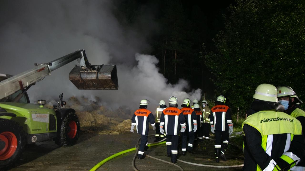 Feuer am Golfplatz bei Lauterhofen: Erneut stehen Strohballen in Flammen