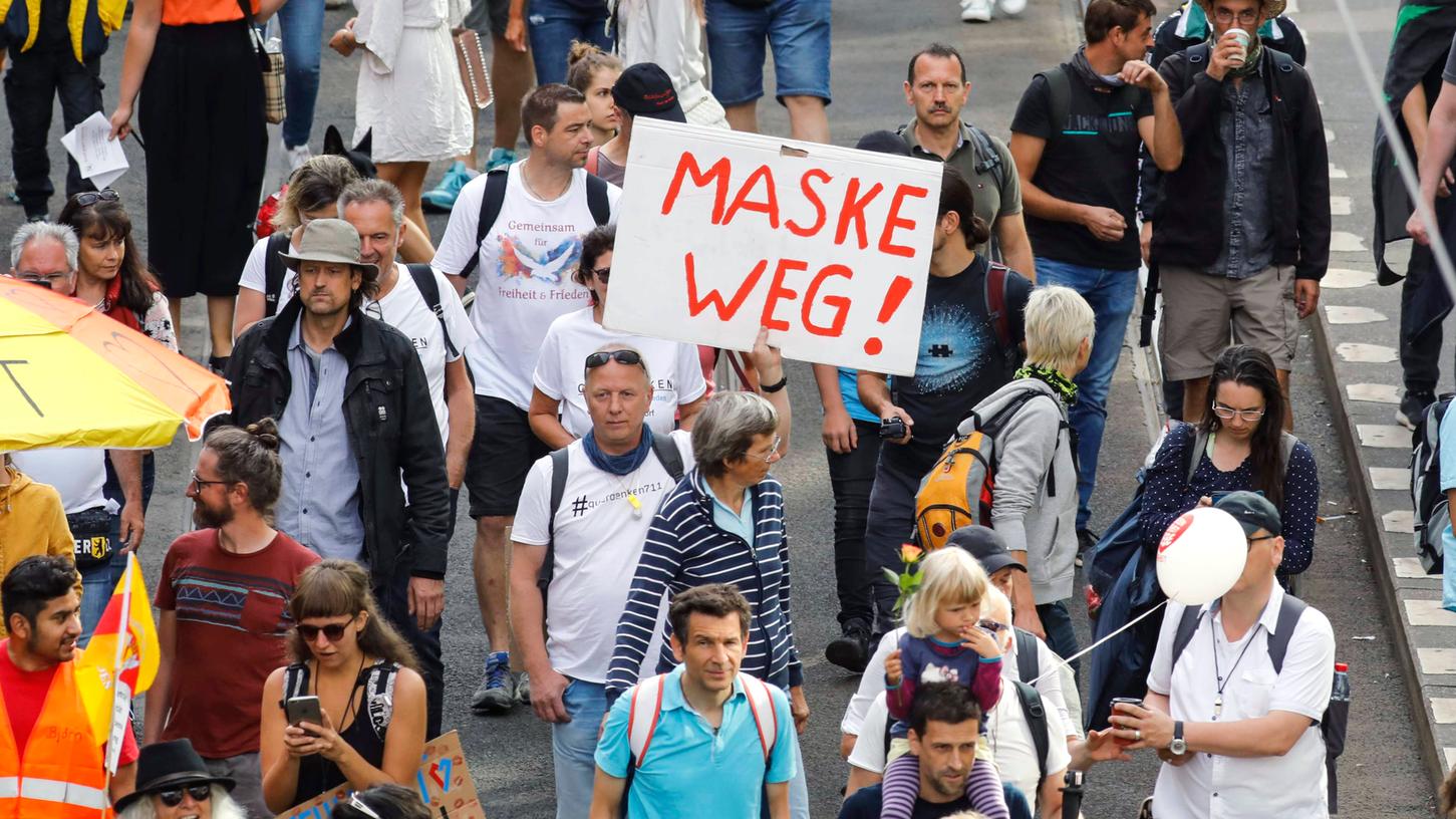 Bei der Demo der Corona-Gegner in Berlin wurden kaum Masken getragen und auch Mindestabstände ignoriert.