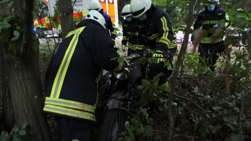 Kreis Ansbach: Biker kollidiert mit Reh und schleudert in Waldstück