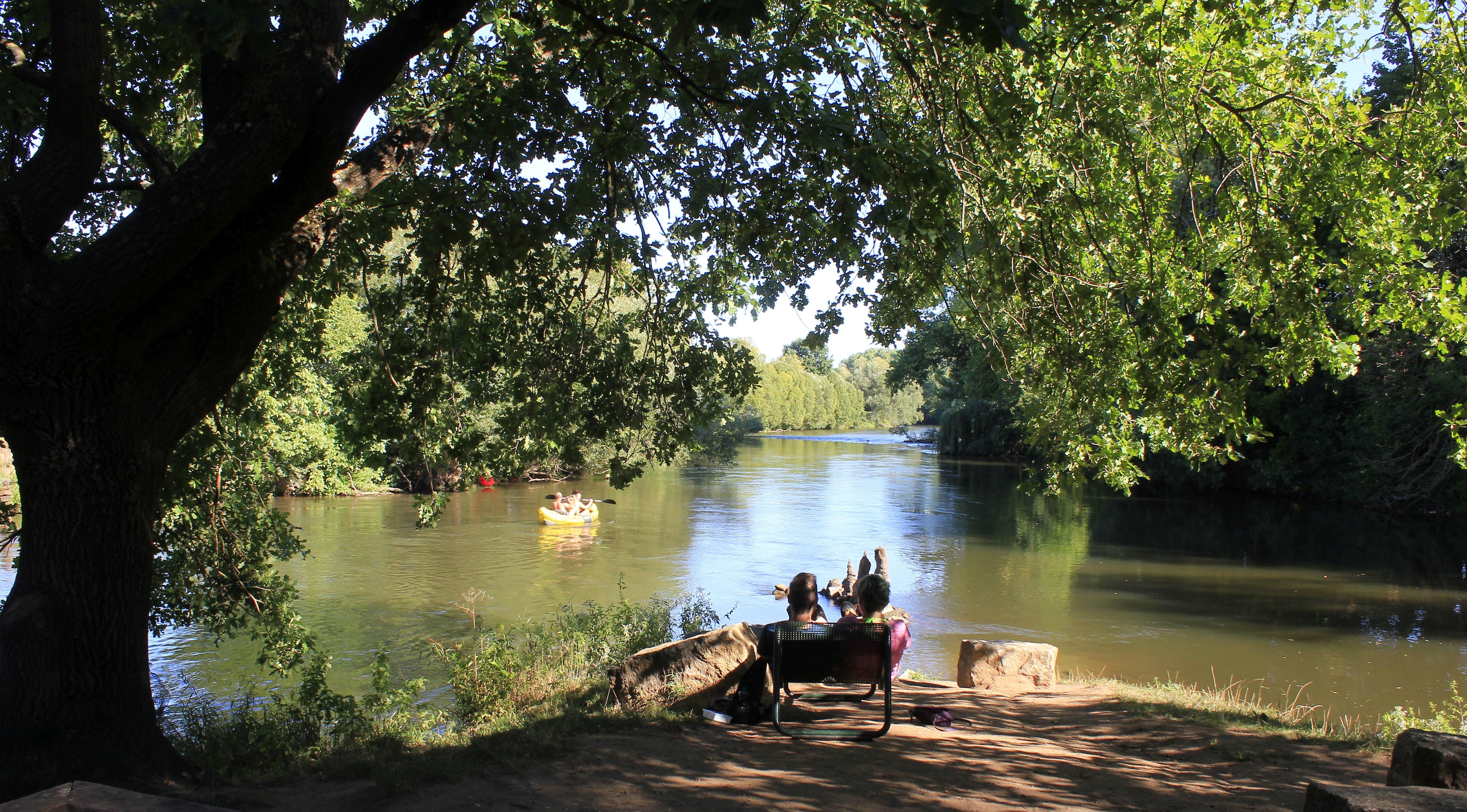 Wer in Fürth nach herausragenden Wasser-Orten sucht, kommt an diesem idyllischen Plätzchen nicht vorbei: Ein beinahe mystischer, sicherlich aber bedeutungsvoller Ort für jeden Franken ist der Zusammenfluss von Rednitz und Pegnitz. Vor dem Jahr 2007 war dieser Ort aber ziemlich heruntergekommen. Eine ummauerte Aussichtskanzel, die den Zugang zum Wasser verwehrte, bröckelte langsam dahin.