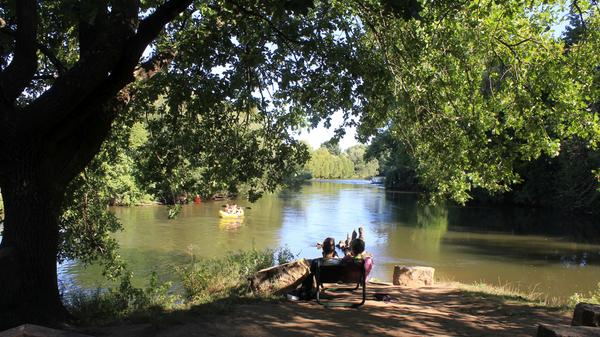 Wer in Fürth nach herausragenden Wasser-Orten sucht, kommt an diesem idyllischen Plätzchen nicht vorbei: Ein beinahe mystischer, sicherlich aber bedeutungsvoller Ort für jeden Franken ist der Zusammenfluss von Rednitz und Pegnitz. Vor dem Jahr 2007 war dieser Ort aber ziemlich heruntergekommen. Eine ummauerte Aussichtskanzel, die den Zugang zum Wasser verwehrte, bröckelte langsam dahin.