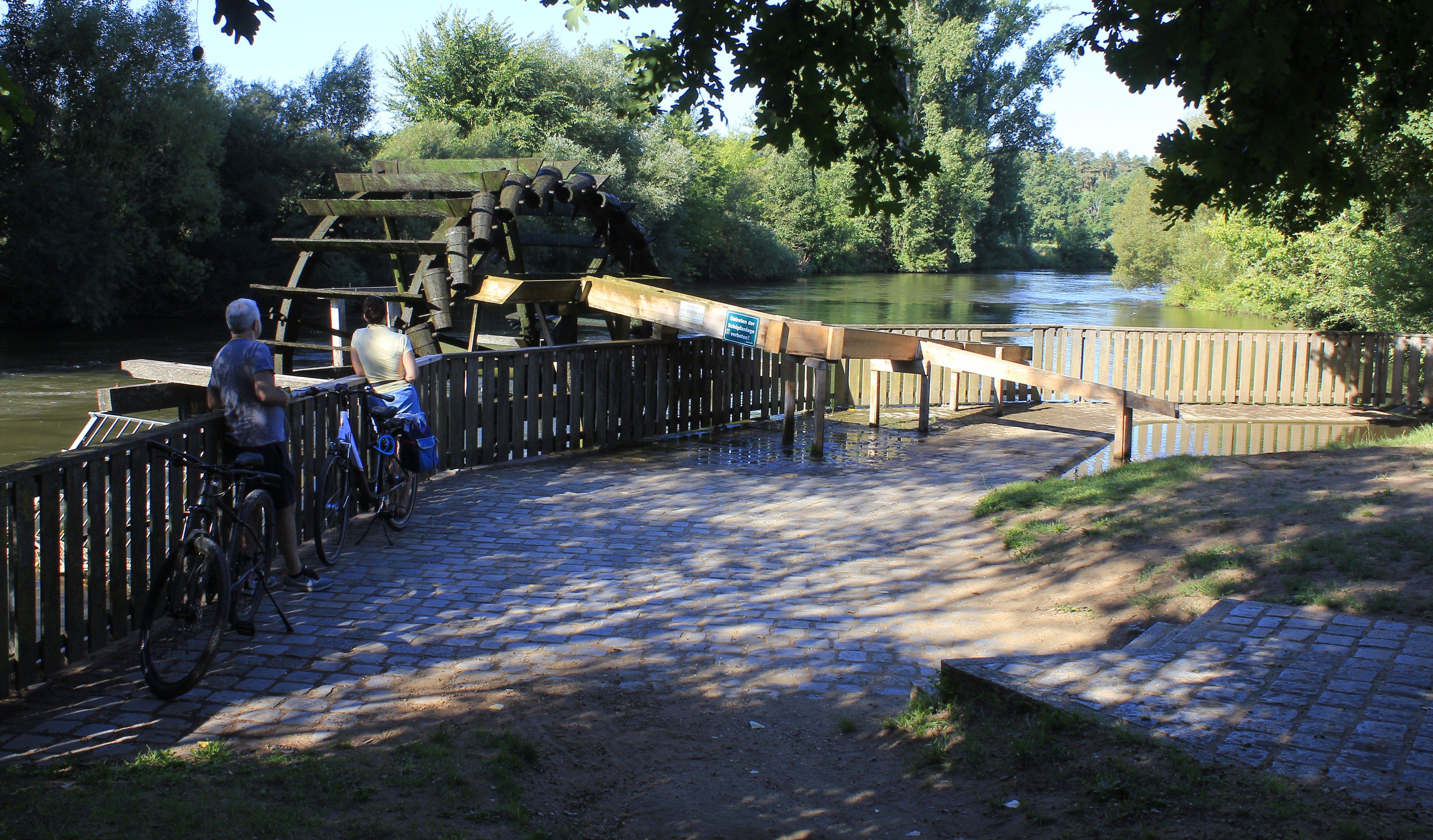 Die Regnitz strömt weiter in Richtung des Stadtteils Stadeln, wo sich am Wasserrad schön Rast einlegen lässt.