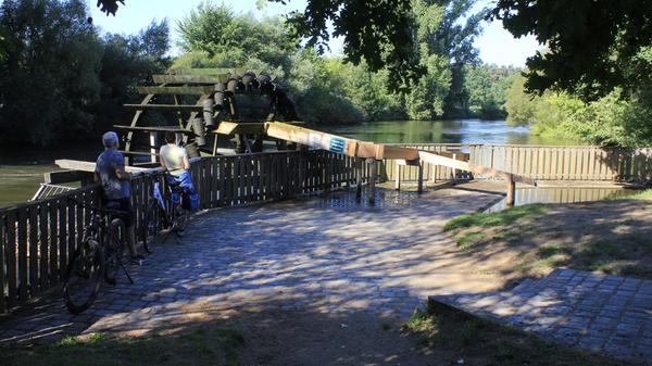 Die Regnitz strömt weiter in Richtung des Stadtteils Stadeln, wo sich am Wasserrad schön Rast einlegen lässt.