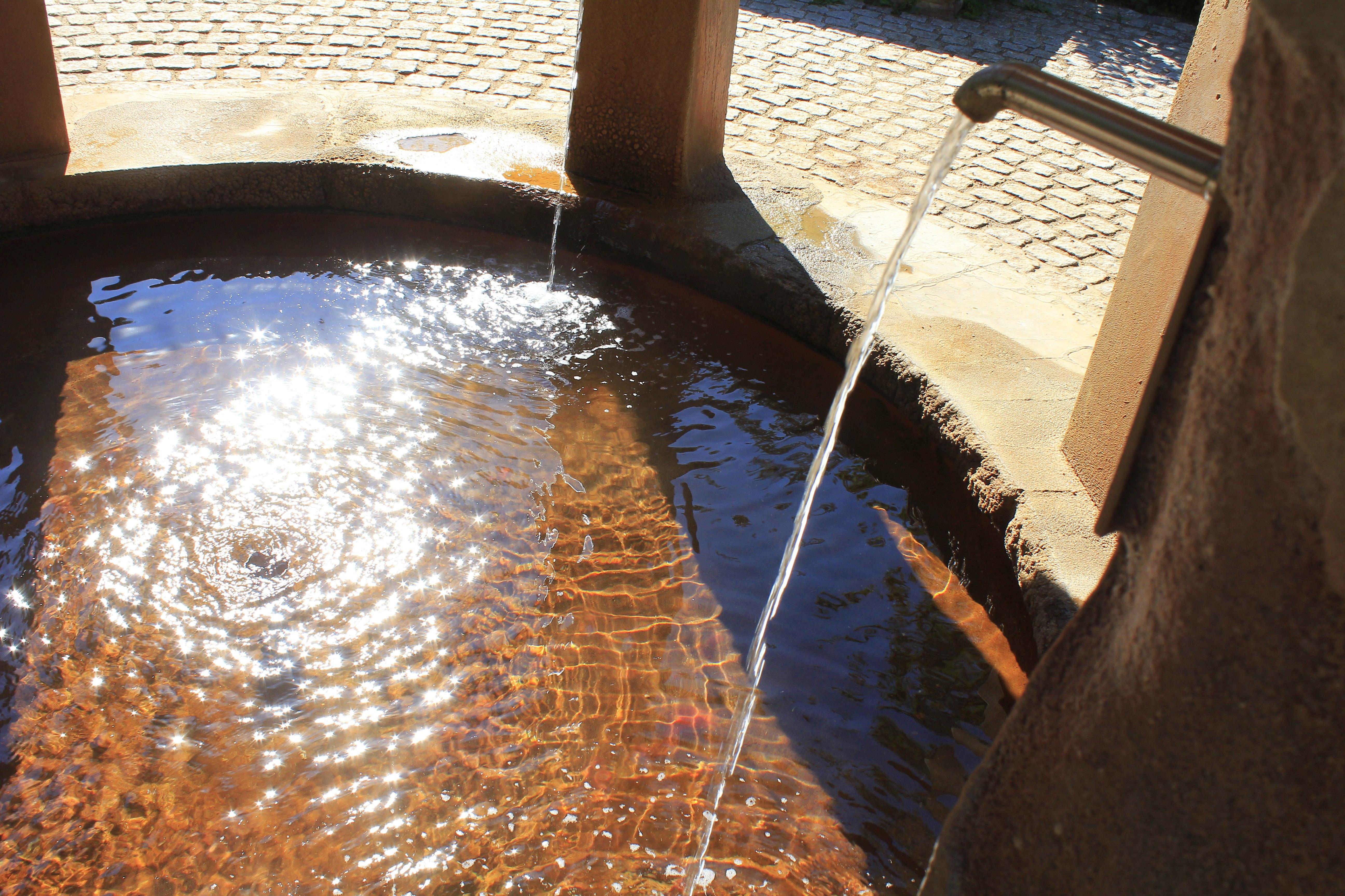 1956 wurde hier, im Brachland an Stadtgrenze, mit dem Bau des Parks begonnen, ein Aussichtspavillon und ein Trinktempel mit Weiher an der Quelle entstanden.Zuvor hatten die Nationalsozialisten hier schon einmal große Pläne. Bei der 1935/36 erbohrten Quelle wollten sie eine riesige Bäderanlage schaffen, viel größer noch als das alte König-Ludwig-Bad. Doch der Zweite Weltkrieg bescherte den Plänen ein jähes Ende.