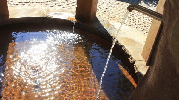 1956 wurde hier, im Brachland an Stadtgrenze, mit dem Bau des Parks begonnen, ein Aussichtspavillon und ein Trinktempel mit Weiher an der Quelle entstanden.Zuvor hatten die Nationalsozialisten hier schon einmal große Pläne. Bei der 1935/36 erbohrten Quelle wollten sie eine riesige Bäderanlage schaffen, viel größer noch als das alte König-Ludwig-Bad. Doch der Zweite Weltkrieg bescherte den Plänen ein jähes Ende.