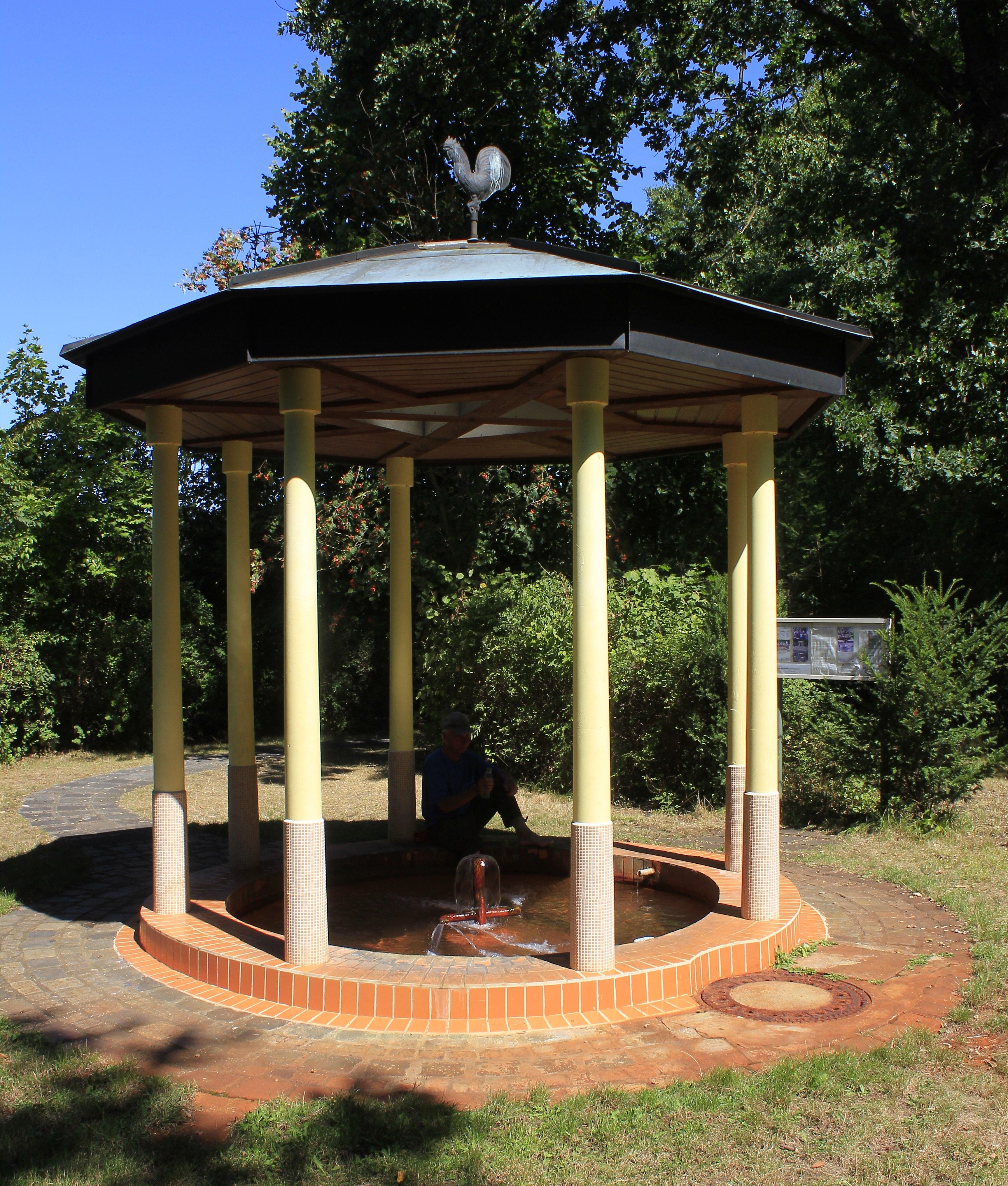 Dieser lädt auch zu einem Abstecher wegen des einstmals nach faulen Eiern riechenden Wassers als Gaggalasquelle bekannt gewordenen Gustav-Adolf-Quelle bei Weikershof ein.