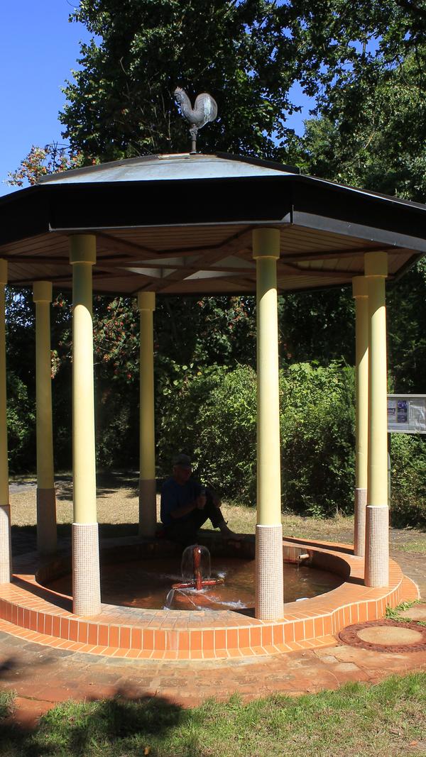 Dieser lädt auch zu einem Abstecher wegen des einstmals nach faulen Eiern riechenden Wassers als Gaggalasquelle bekannt gewordenen Gustav-Adolf-Quelle bei Weikershof ein.