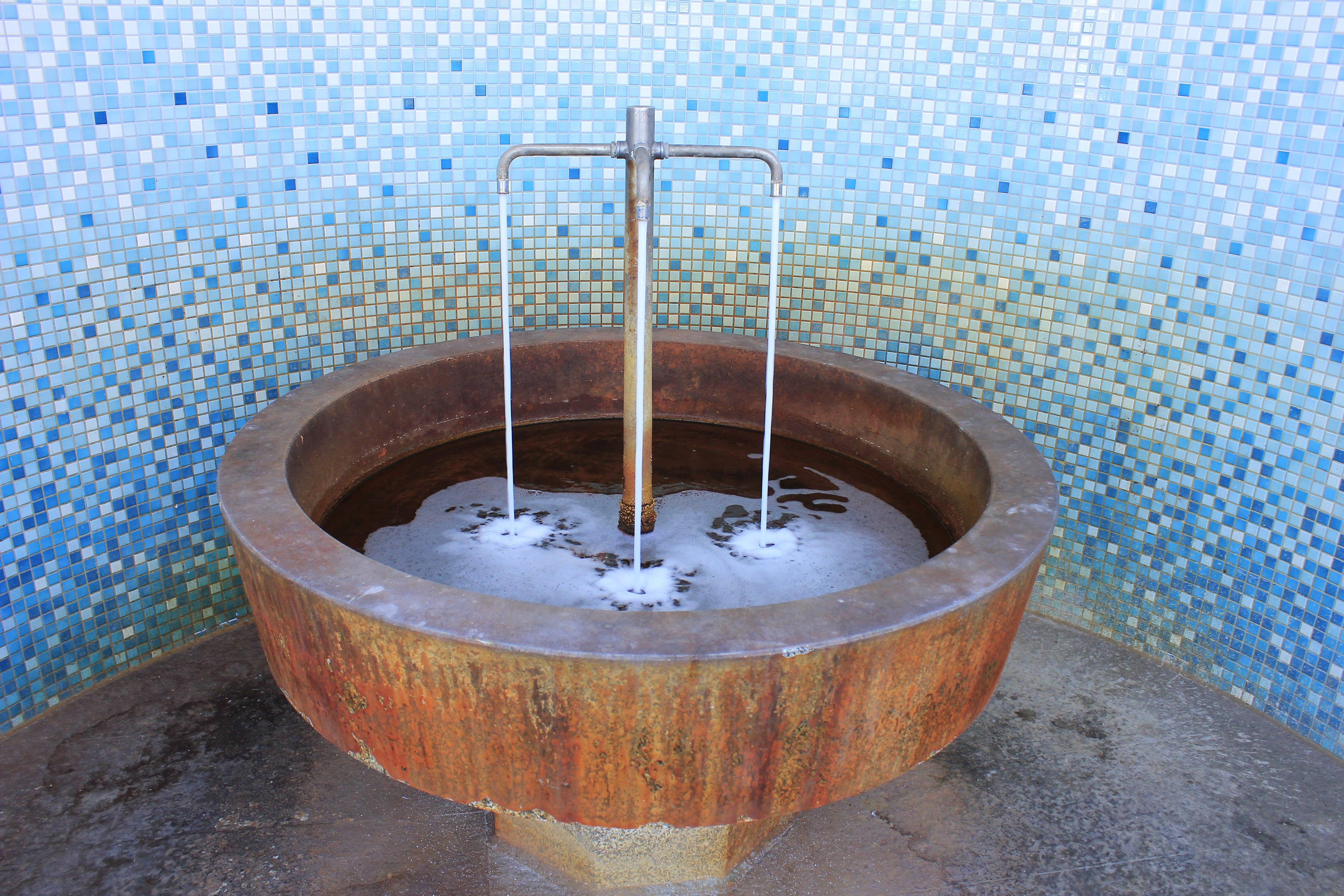 Anfang des 20. Jahrhunderts wollte Fürth zum Heilbad werden. Am südlichen Pegnitzufer, gleich an der Stadtgrenze zu Nürnberg eröffnete bei der 1901 entdeckten König-Ludwig-Quelle im Jahr 1912 das König-Ludwig-Bad. Es war eine, wenn auch kurze, Erfolgsgeschichte, während der mondänen Kurbetrieb einzog in Fürth. Direkt an der Pegnitz entstanden Wandel- und Trinkhallen, ein Musikpavillon und Tennisplätze. In den zwei bald in die Höhe wachsenden Badehäusern wurden mit Hilfe von vier Quellen Hunderttausende von Mineralwasser-Wannenbädern verabreicht – bevor dann der Erste Weltkrieg dem Kurbad den Garaus machte.