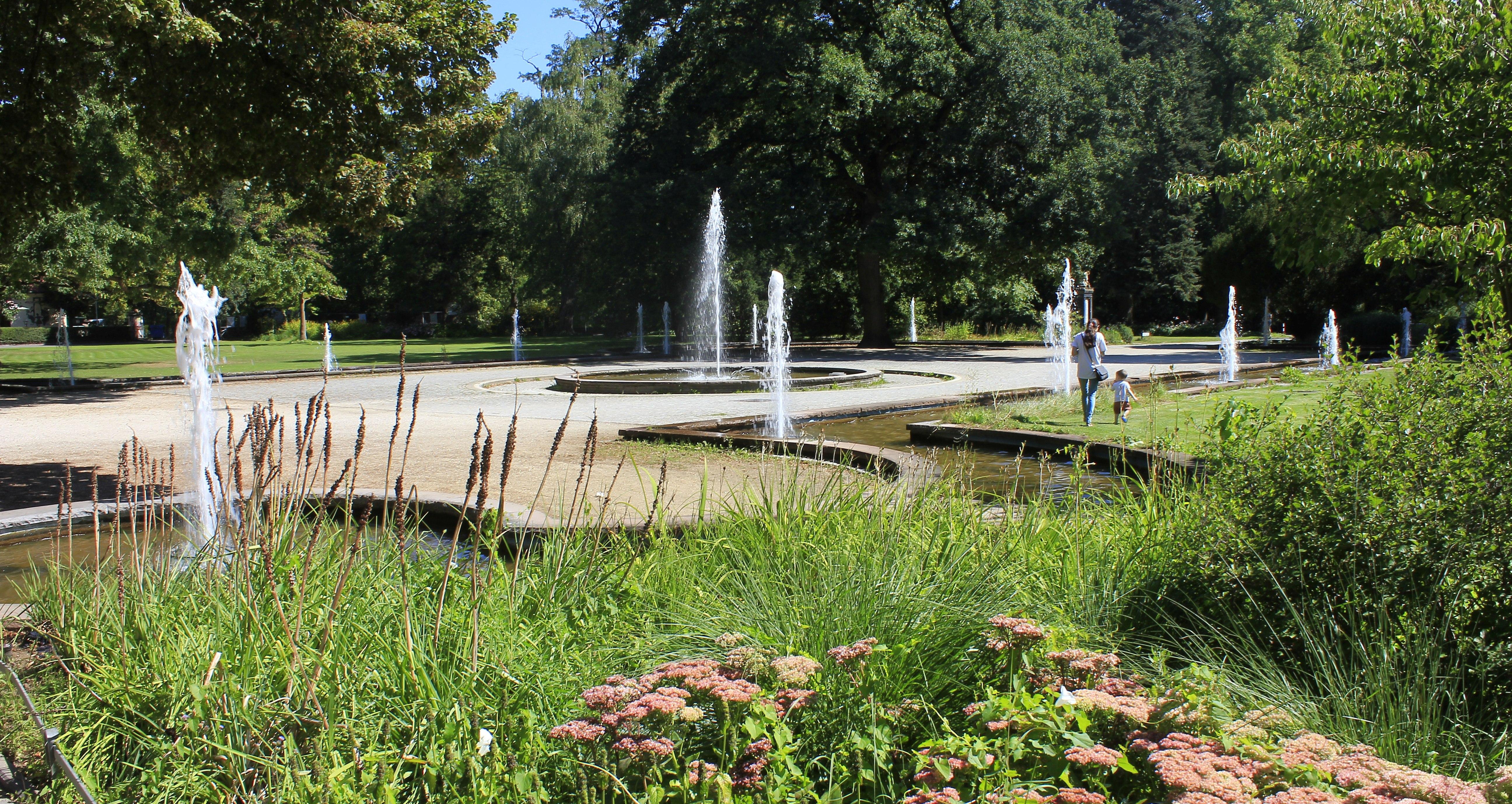 Ein paar Meter weiter kann man im Fontänenhof den Wasserspielen beim Tanzen zusehen.