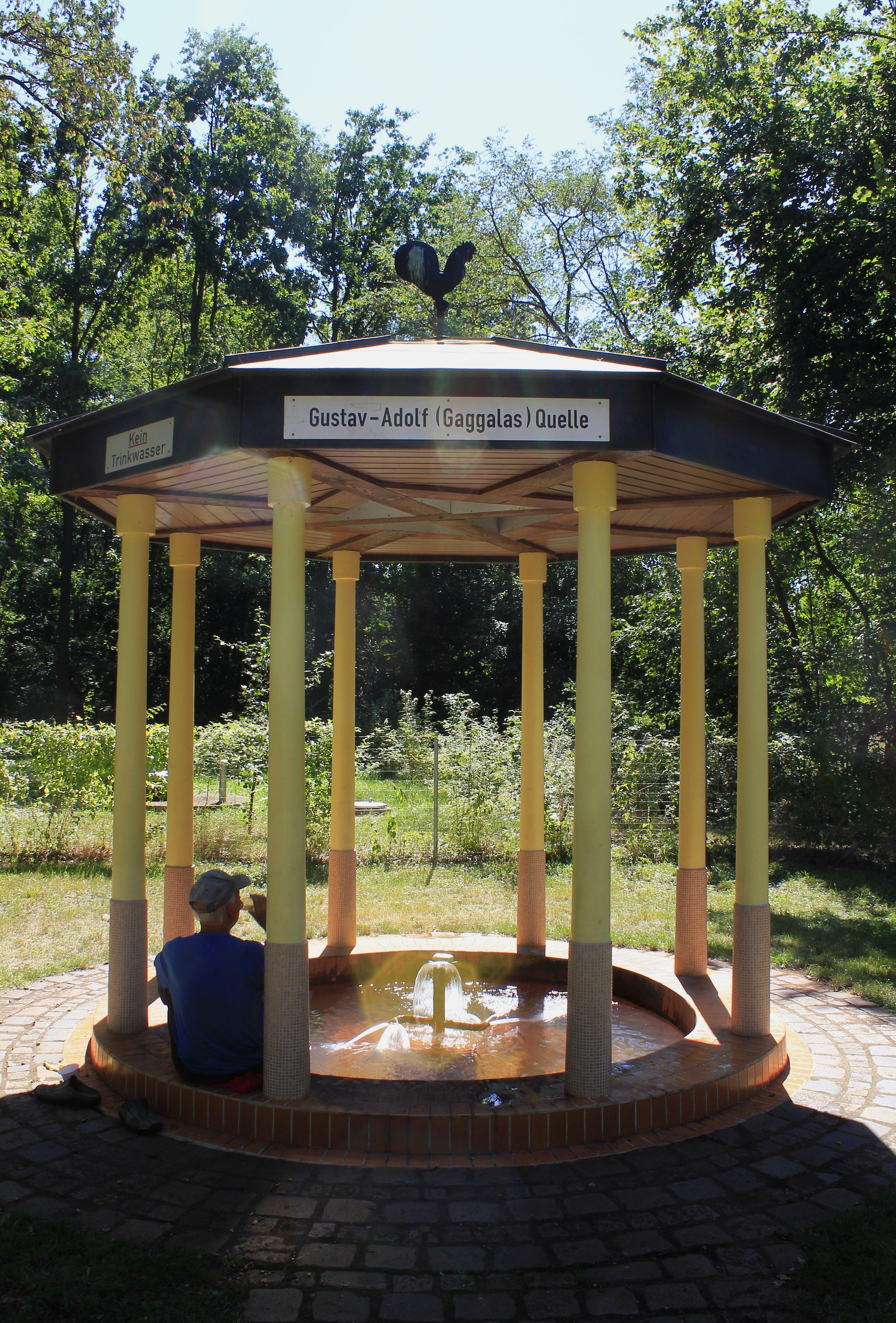 Diese speiste in den 1930ern direkt am Rednitzufer sogar noch ein Freibad. Heute ziert dank des Engagements des Bürgervereins Gebersdorf auch diese Quelle ein kleiner Pavillon.