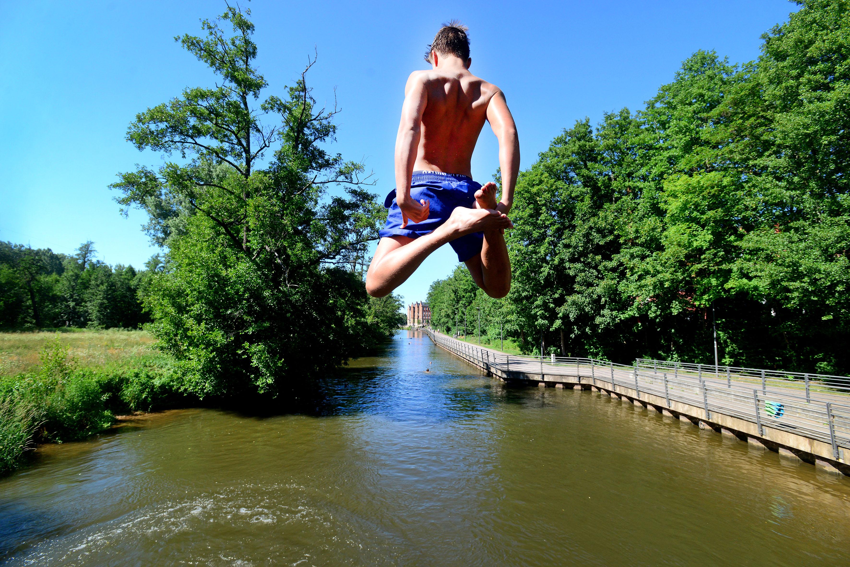 Heute ist die Uferpromenade ein breiter Fuß- und Radweg, der direkt an der Rednitz entlangführt. Offiziell ist hier Baden nicht erlaubt, doch viele Fürther lassen sich trotzdem von der Rednitz an der Uferpromenade entlangtreiben, bevor sie an den Stufen bei der Badstraße 8 wieder aus dem Fluss steigen. Gerade kleine Jungs lieben die Mutprobe und springen in Scharen von der Brücke am Südende des Uferweges.
