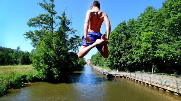 Heute ist die Uferpromenade ein breiter Fuß- und Radweg, der direkt an der Rednitz entlangführt. Offiziell ist hier Baden nicht erlaubt, doch viele Fürther lassen sich trotzdem von der Rednitz an der Uferpromenade entlangtreiben, bevor sie an den Stufen bei der Badstraße 8 wieder aus dem Fluss steigen. Gerade kleine Jungs lieben die Mutprobe und springen in Scharen von der Brücke am Südende des Uferweges.