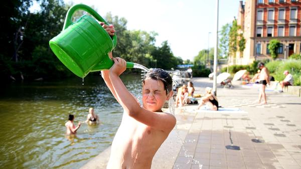 Zwischen Fürther Stadthalle und Siebenbogenbrücke wurde im Jahr 2007 eine 635 Meter lange Uferpromenade an der Rednitz geschaffen. Vorher gab es an dieser Stelle Trampelpfade entlang des Flusses, im südlichen Teil die verfallenden Reste eines ehemaligen Flussbades.