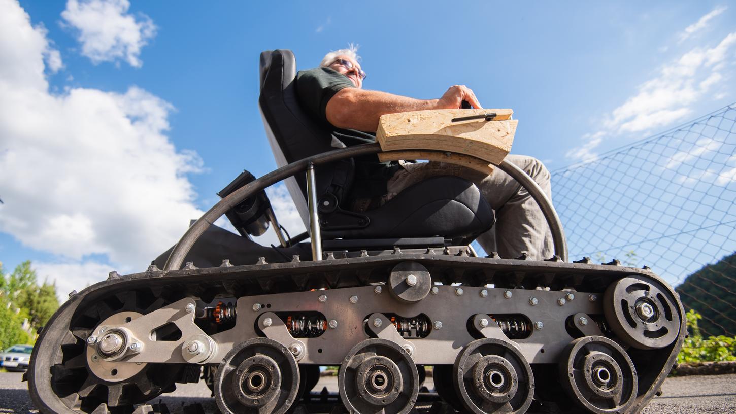 Der gelernte Avioniker (Experte für Fluggeräte) Martin Ebner sitzt auf seinem selbst entworfenen und gebauten Offroad-Rollstuhl "Scuttler".