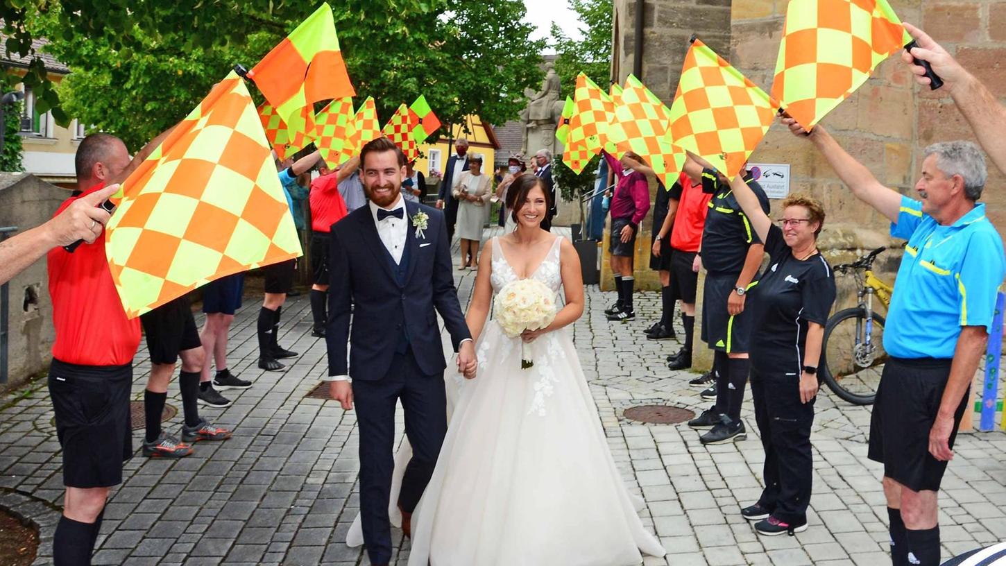 Hochzeit in Roth: Spalier für zwei Referees