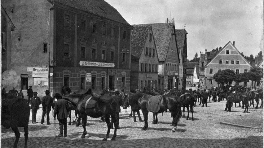 Der Marktplatz als Ort für eine Pferdeschau: Hier wurden 1914 die Pferde mitten in der Stadt gemustert.
