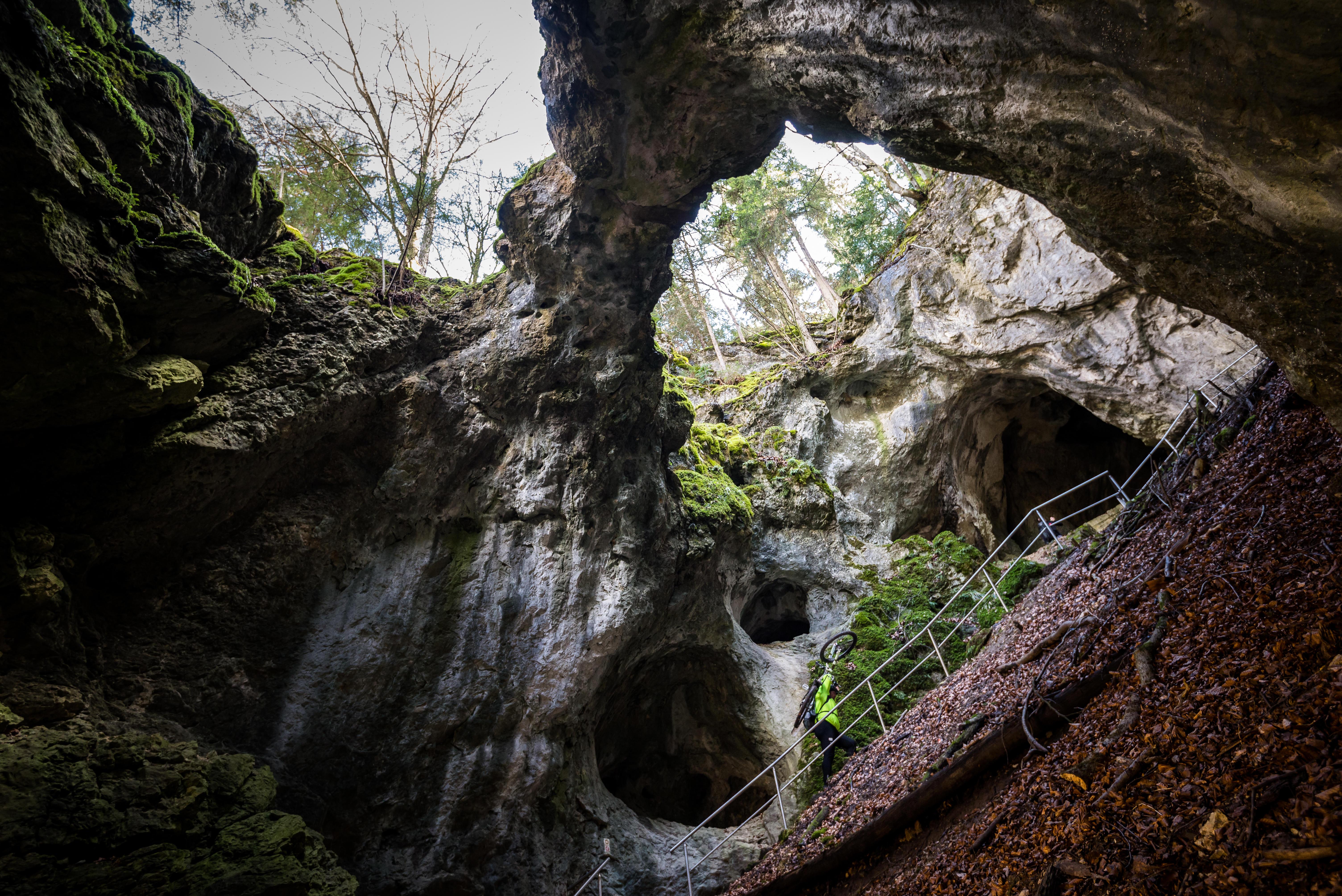<p>Die Riesenburg bei Doos (Wiesenttal im Landkreis Forchheim) ist eine Versturzhöhle von gigantischen Dimensionen. Es handelt sich hierbei um die Überreste einer großen Karsthöhle aus Frankendolomit, die einst durch Wassereinwirkung entstanden ist.</p>
