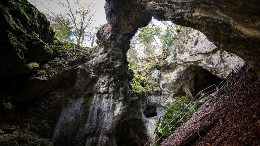 Die Riesenburg bei Doos (Wiesenttal im Landkreis Forchheim) ist eine Versturzhöhle von gigantischen Dimensionen. Es handelt sich hierbei um die Überreste einer großen Karsthöhle aus Frankendolomit, die einst durch Wassereinwirkung entstanden ist.